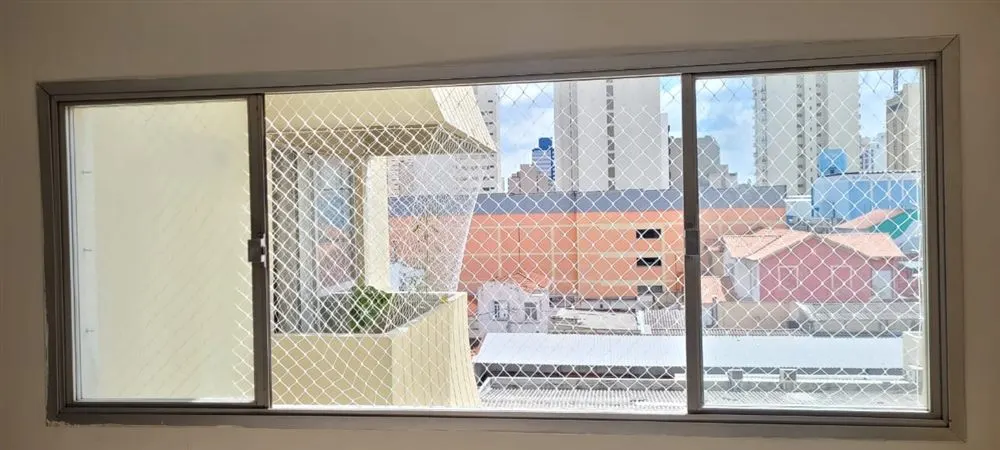 Janela de apartamento com rede de proteção instalada, segura para gatos e cachorros