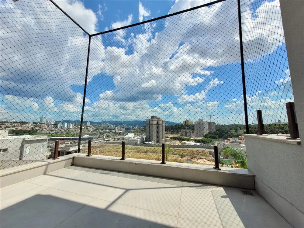 Fechamento completo com rede de proteção esportiva em área externa com vista para a cidade