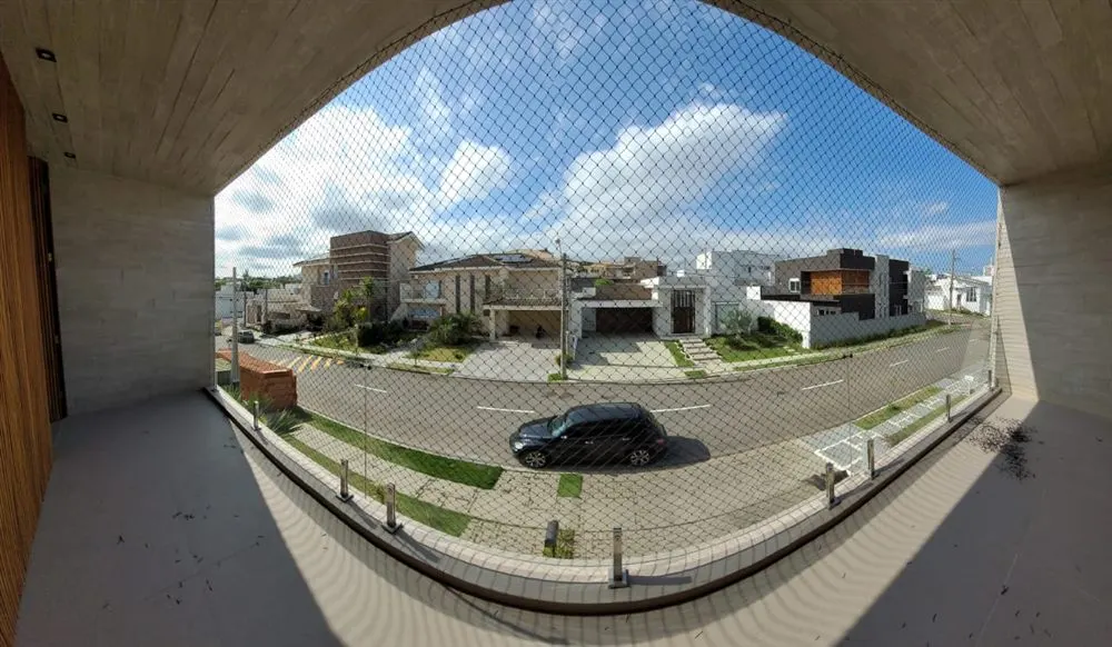 Sacada de residência protegida com rede instalada pela Barbosa, com vista para a rua